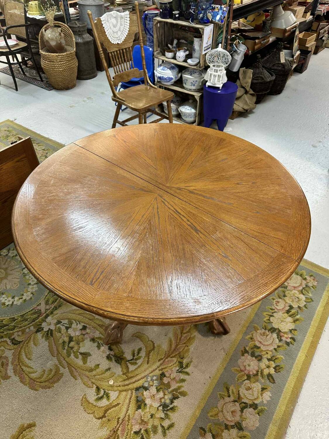 Extendable round table and 4 chairs