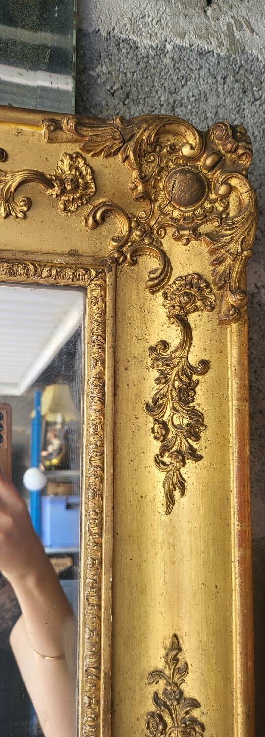 Antique Louis Philippe style gilded mirror decorated with floral motifs
