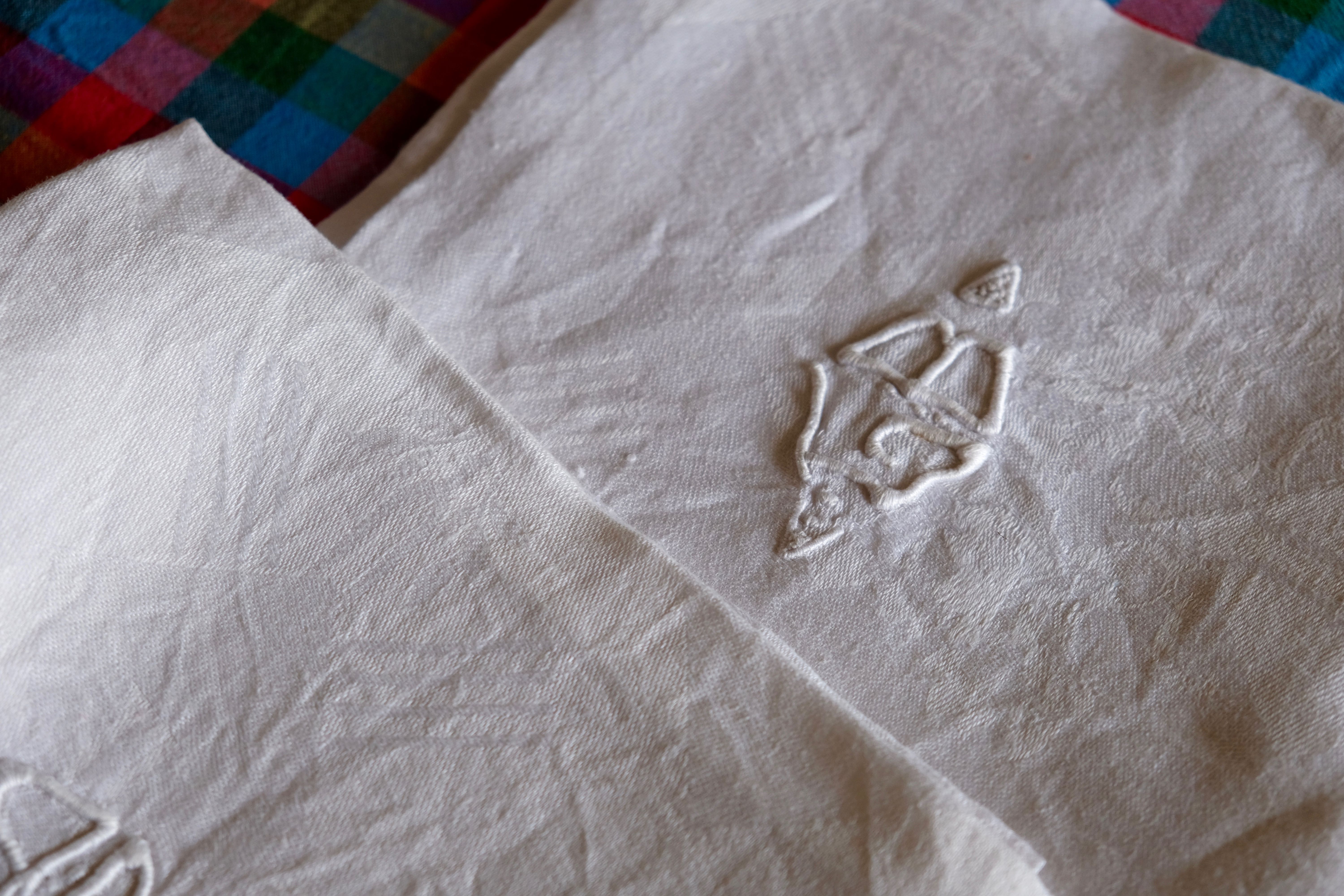 Set of 8 towels in embroidered damask white linen