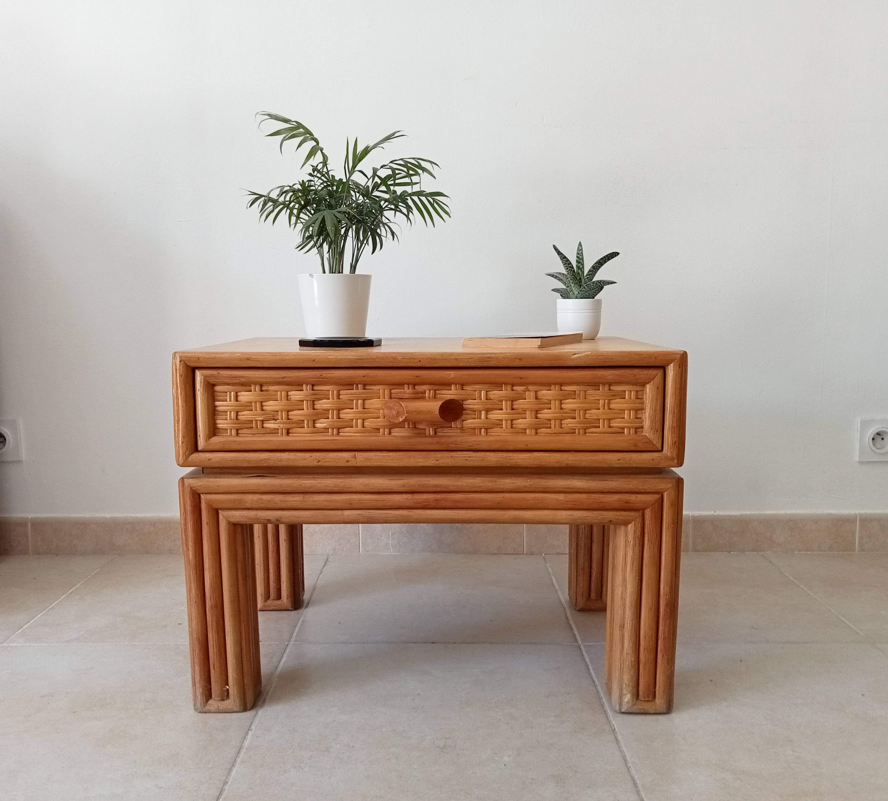 Vintage side table in bamboo and rattan from the 1970s.