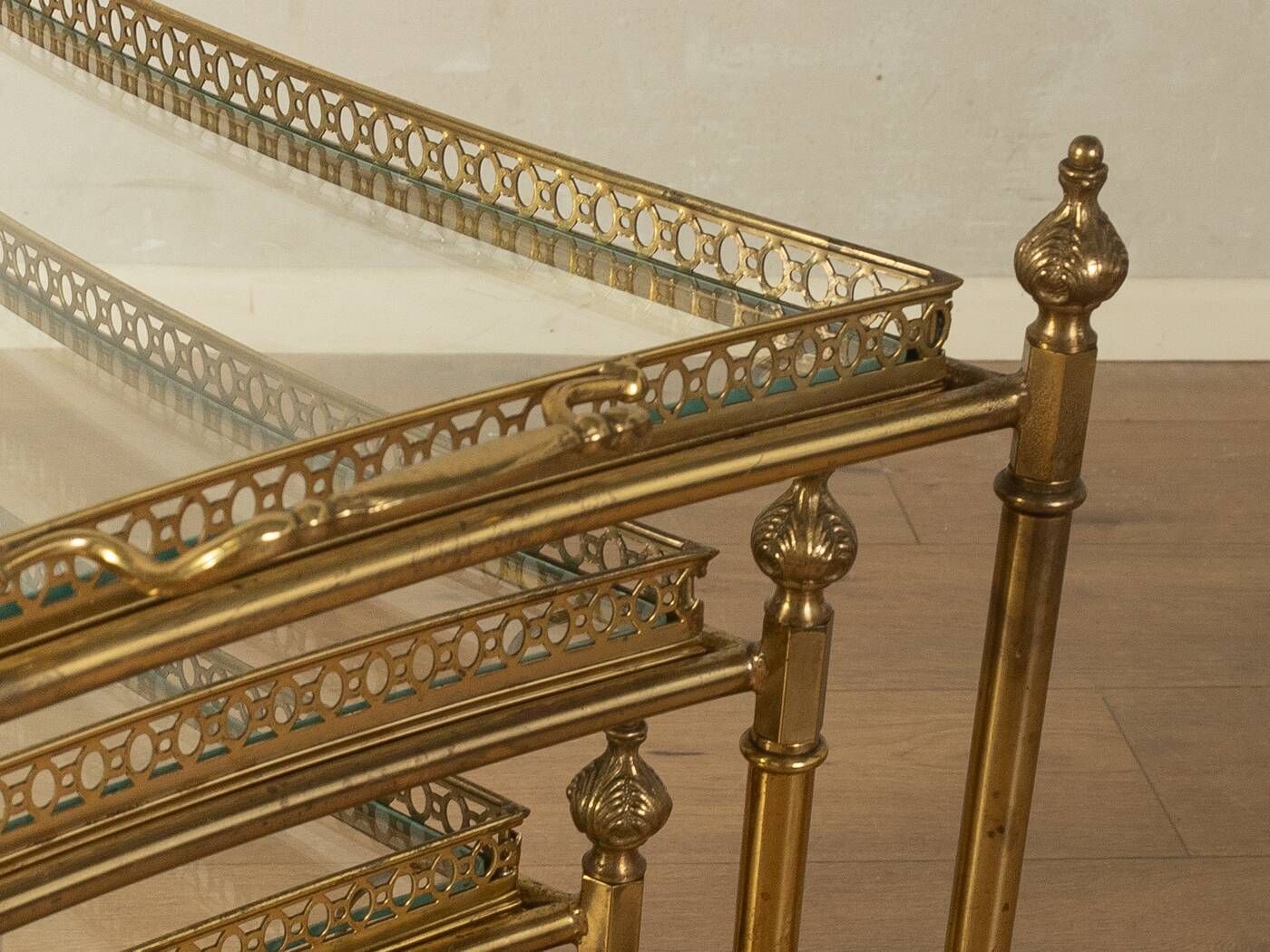 Set of 3 vintage Hollywood Regency nesting tables with brass frame and glass tops (1960s)