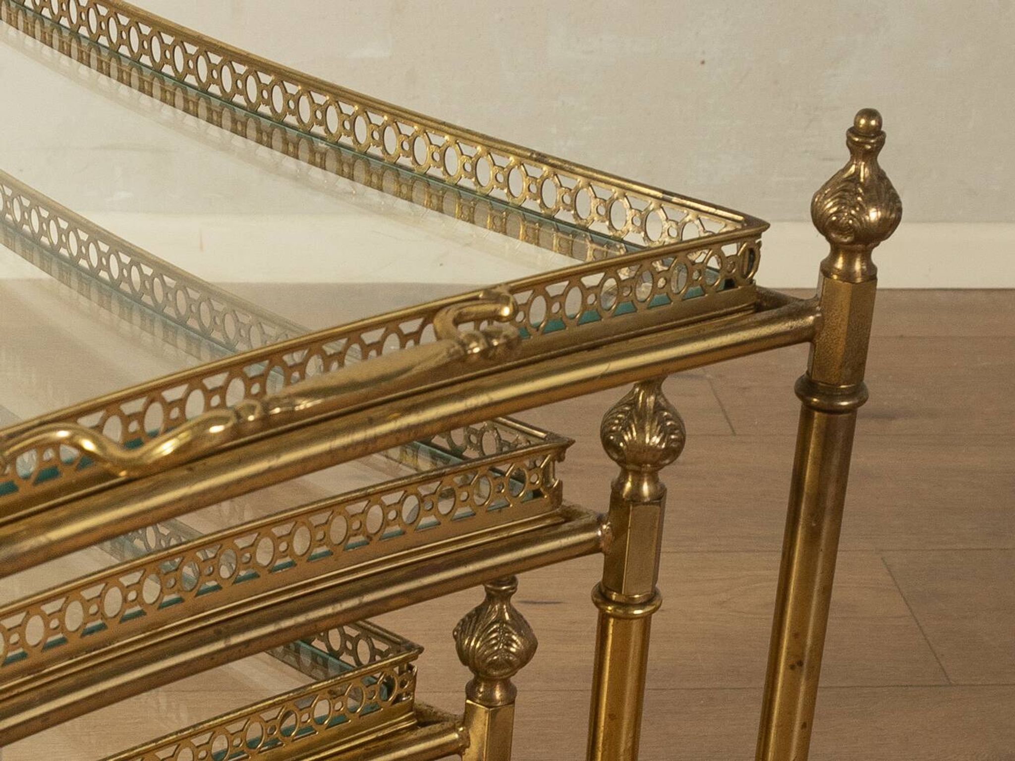Set of 3 vintage Hollywood Regency nesting tables with brass frame and glass tops (1960s)
