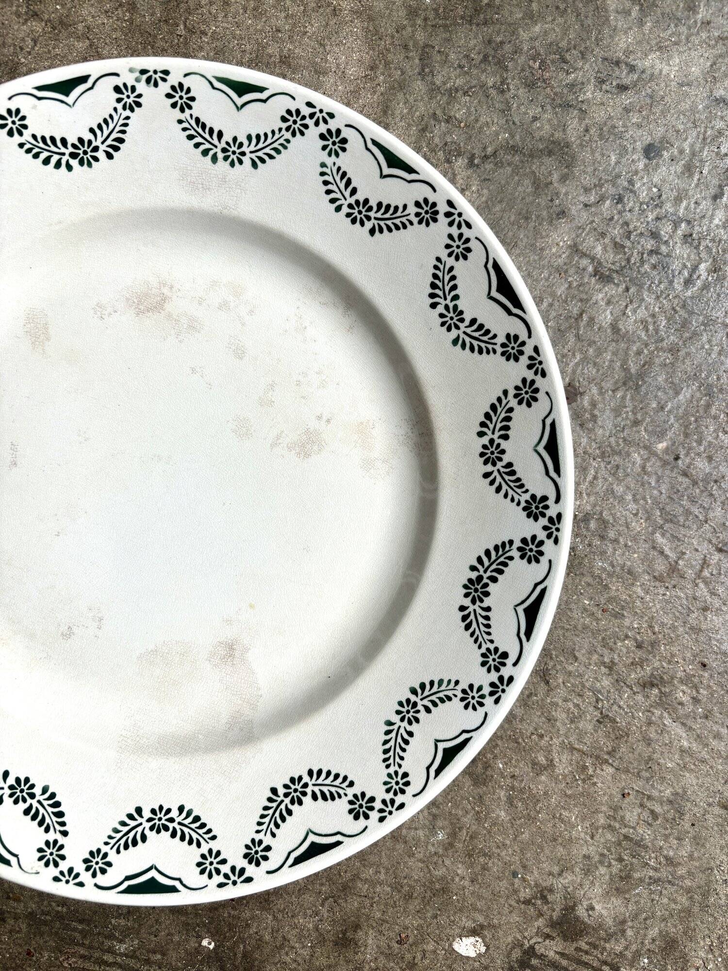 Badonviller round dish in iron clay, "Trianon" service