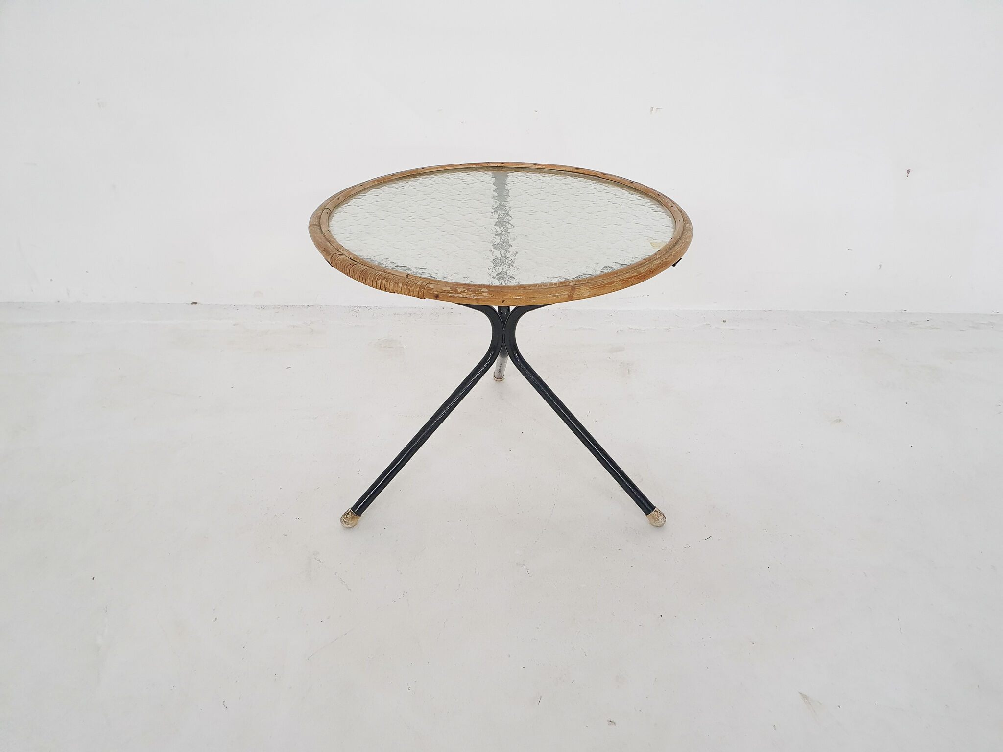 Rohe Noordwolde round glass and rattan side table, The Netherlands 1950's