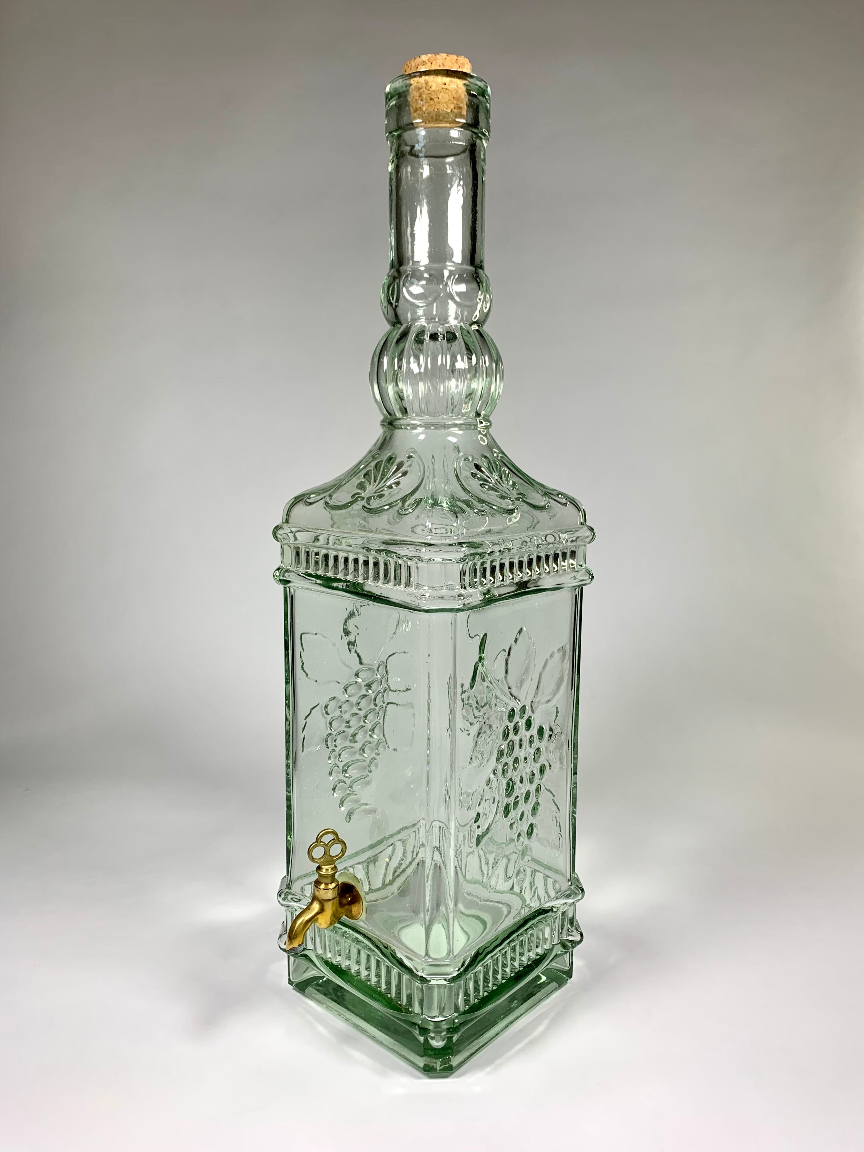 Quadrangular glass fountain and brass tap