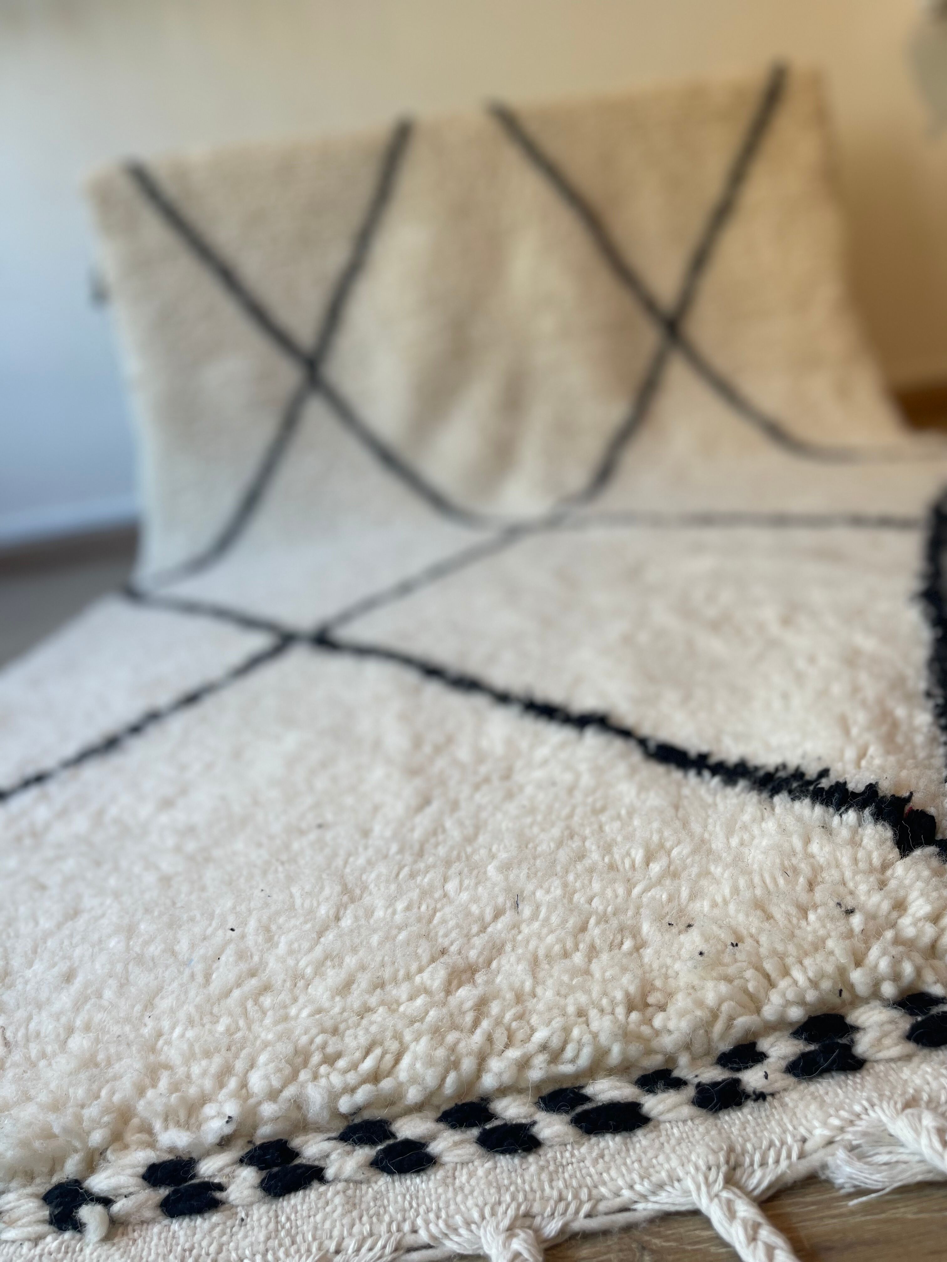 Hand-woven Berber carpet, 260 x 150 cm