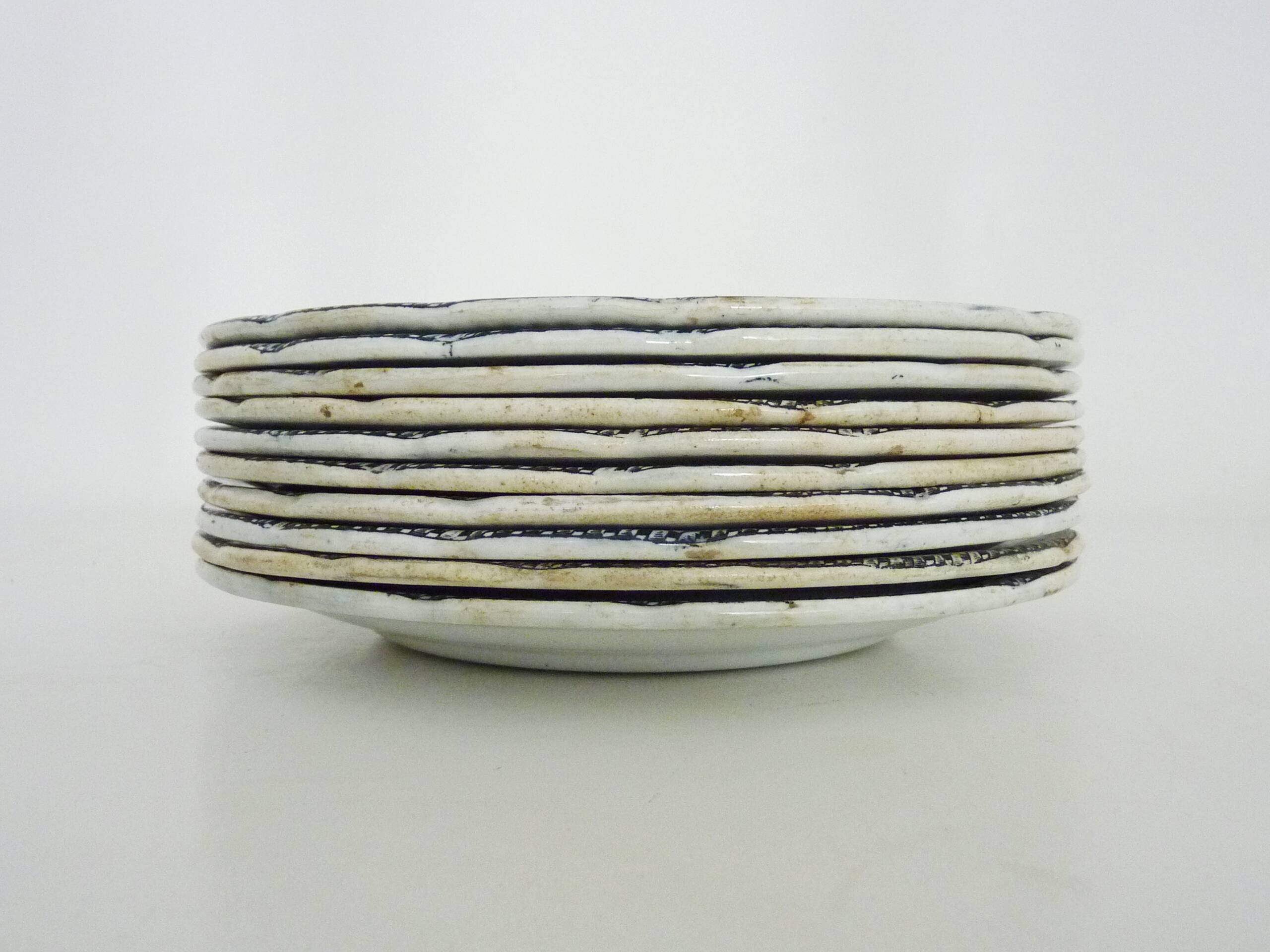 10 assiettes à dessert en faïence signées HB Choisy le roi XIXème