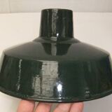 Ancien Abat jour en tôle émaillée industriel vert bouteille suspension lustre