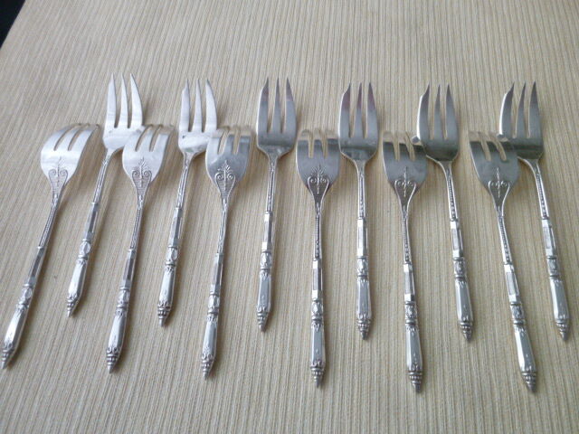 Set of 12 forks with cakes in silver metal Ercuis Russian model.