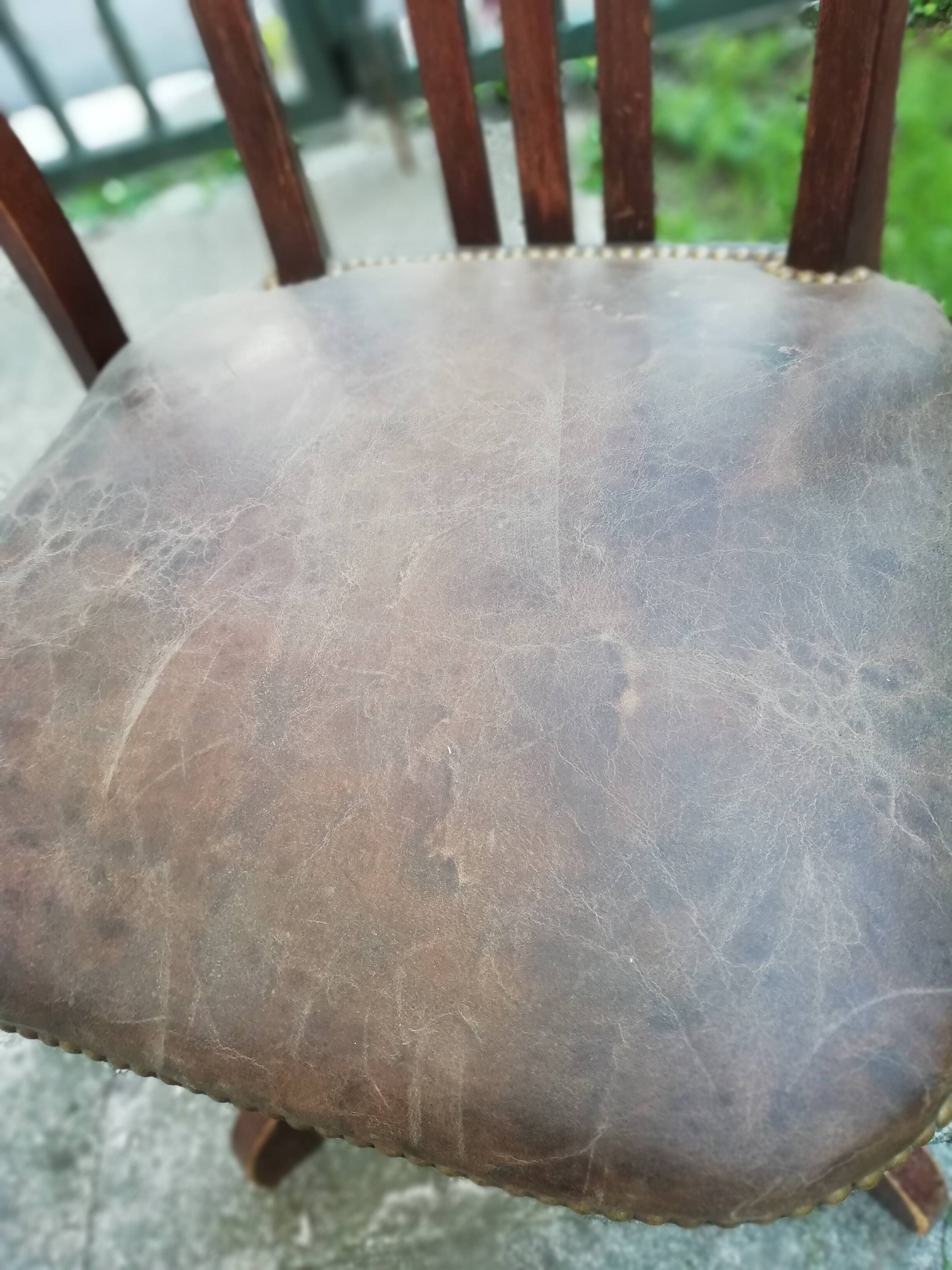 Swinging American armchair