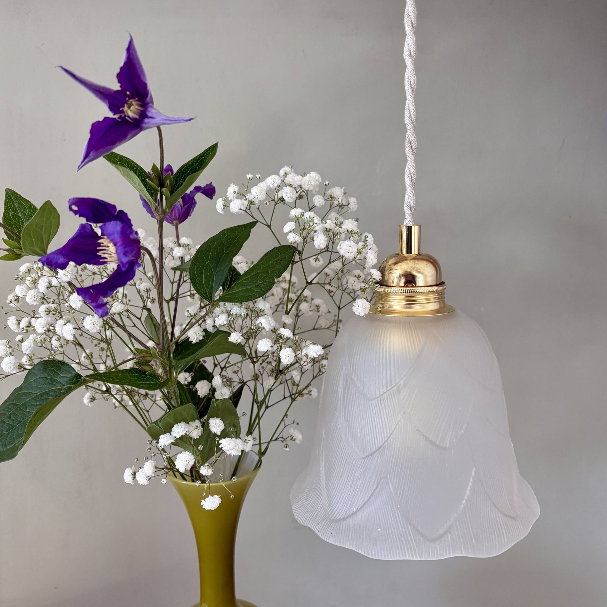 Suspension tulipe vintage en verre dépoli