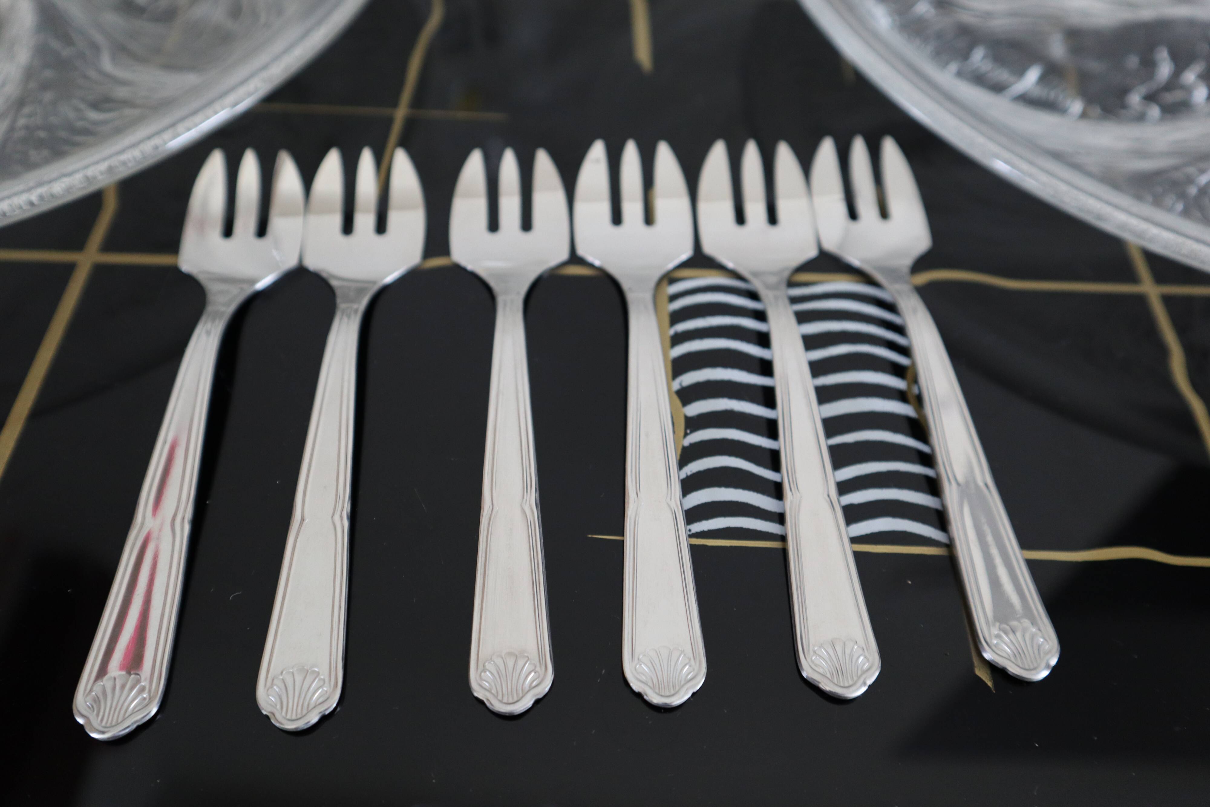 6 oyster plates and its 6 embossed glass forks, 1970s