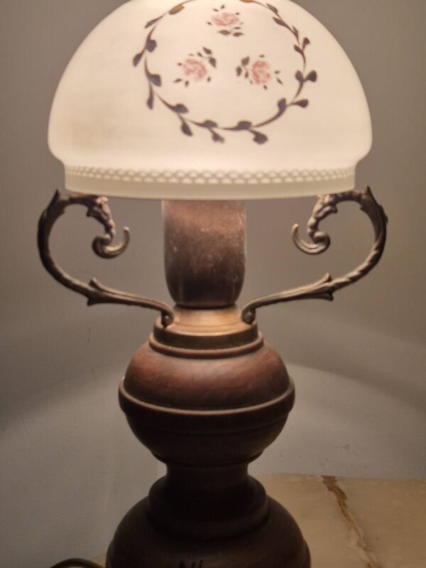 Lampe de table vintage de style campagnard en bois tourné et verre opalin