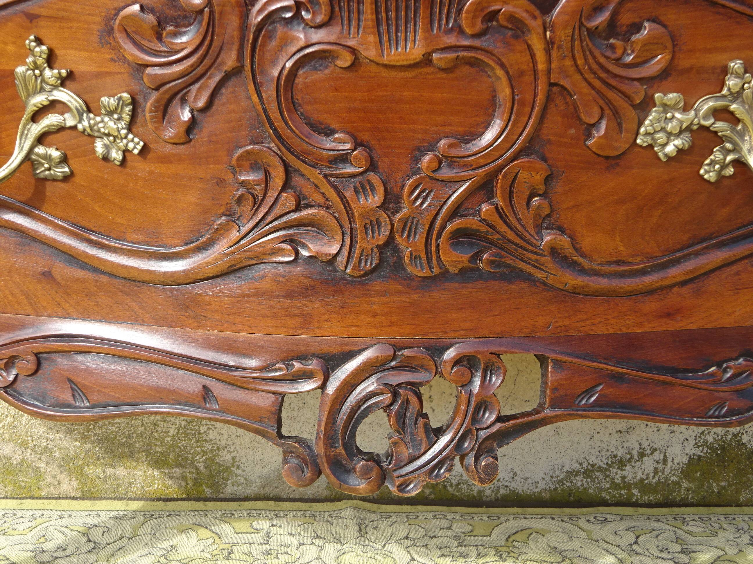 Commode galbée sur 3 faces, 1950s