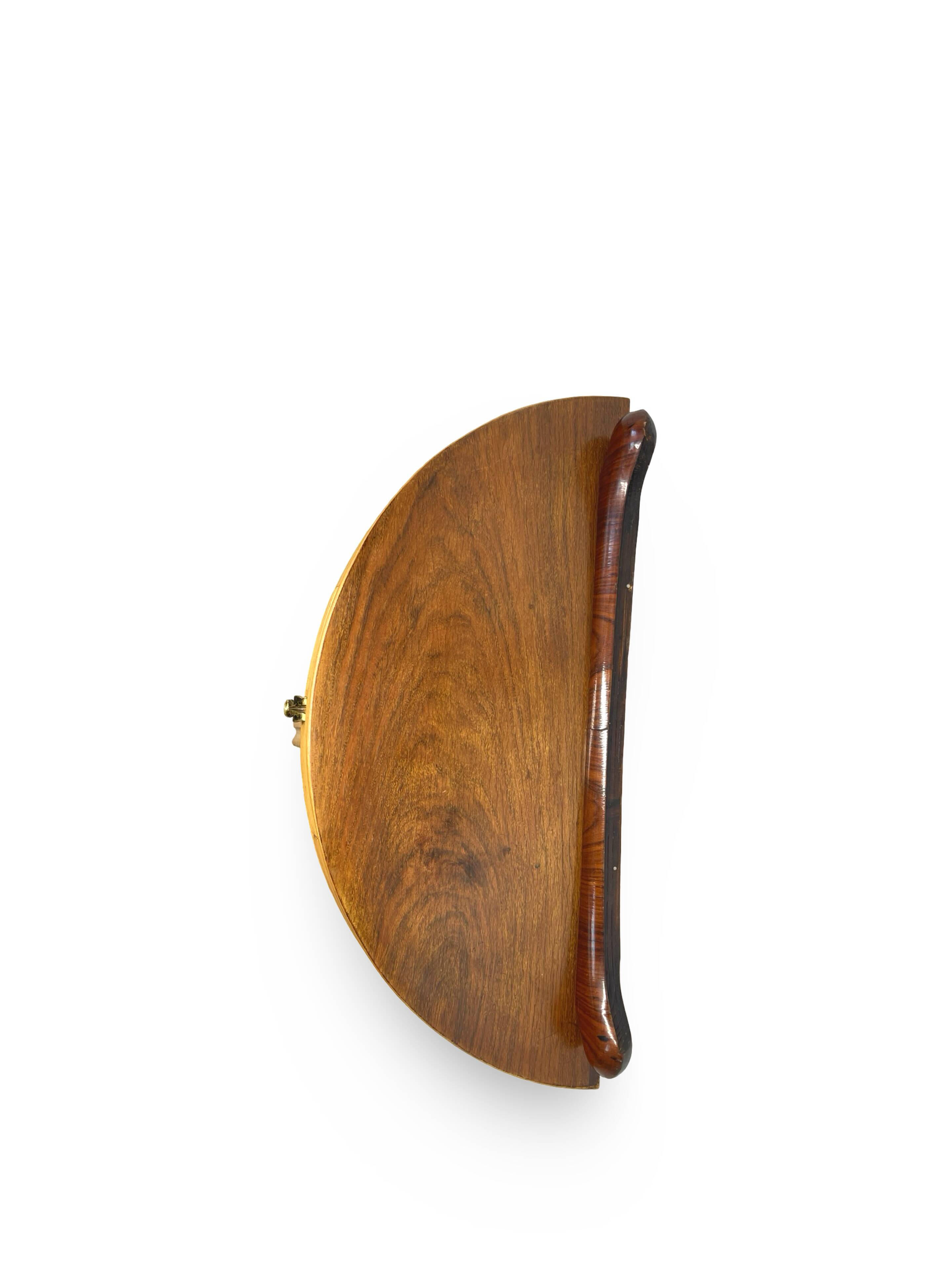 Console Art Déco moderne du milieu du siècle, dans le style de Paolo Buffa.