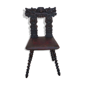 Chaise en bois sculpté