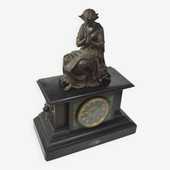 Horloge néoclassique en marbre noir et malachite. Bronze Signé Moreau.