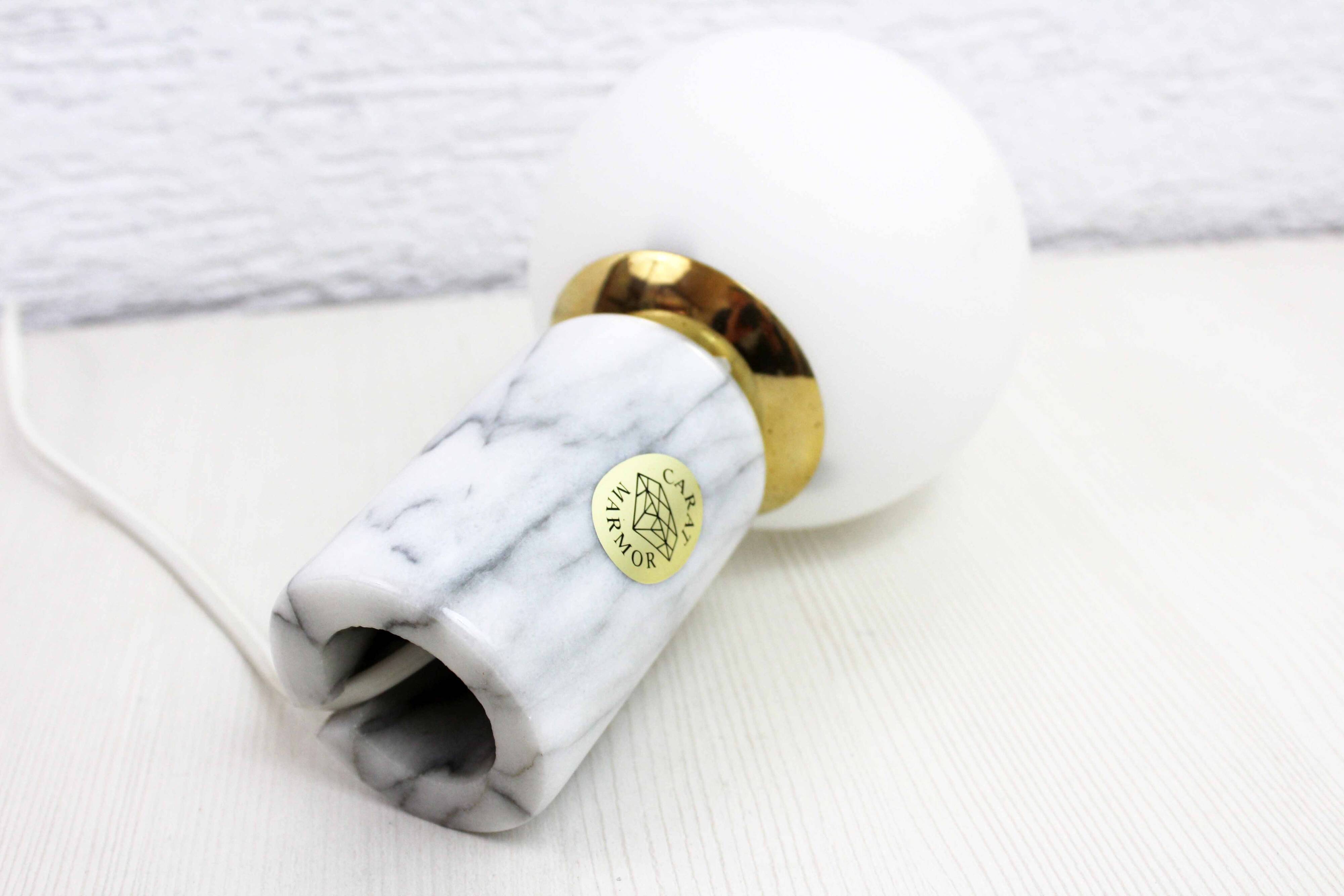 Lampe à poser en marbre et verre opalin