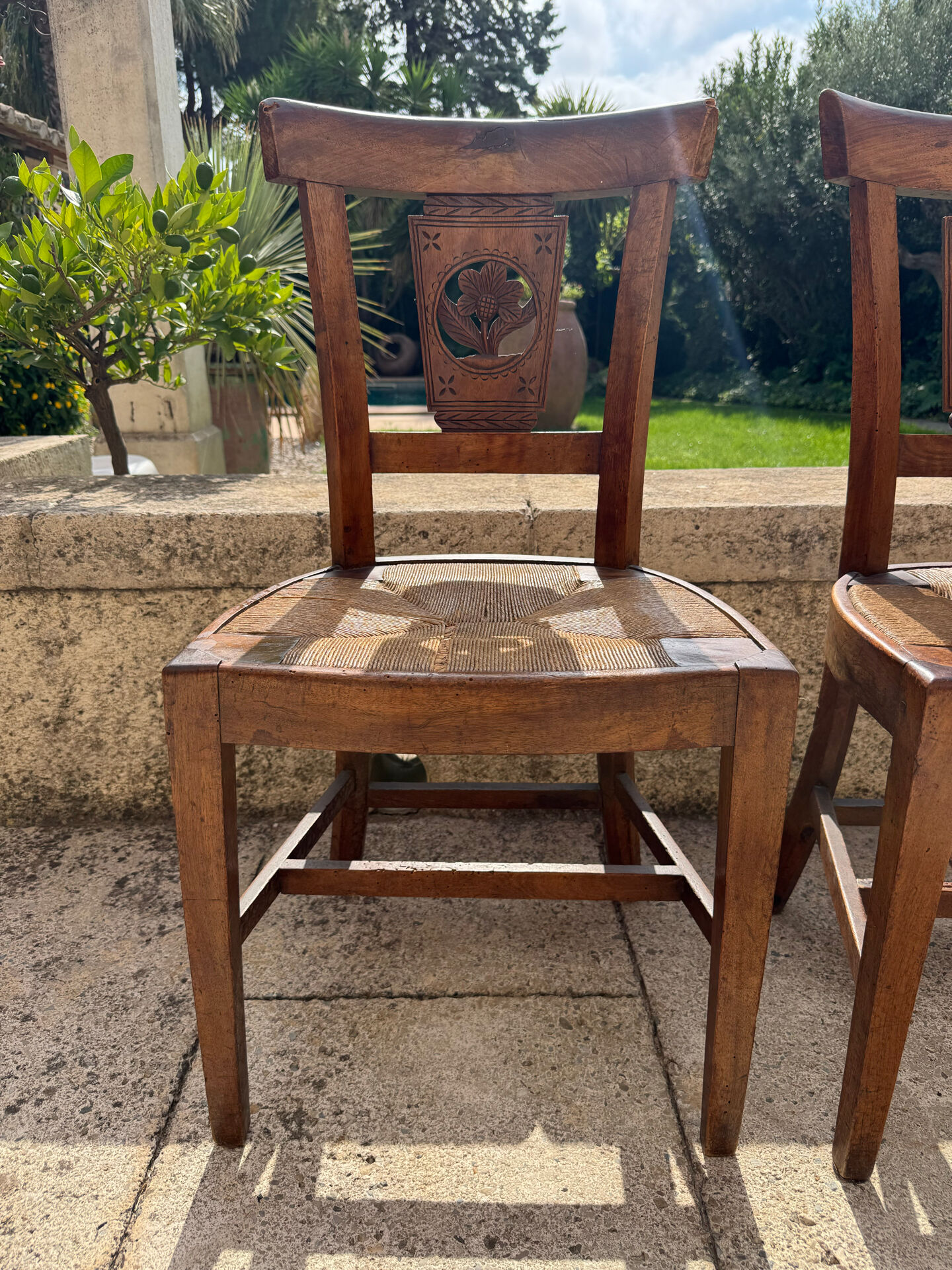 Paire de chaises artisanales xix’ en noyer et paillage