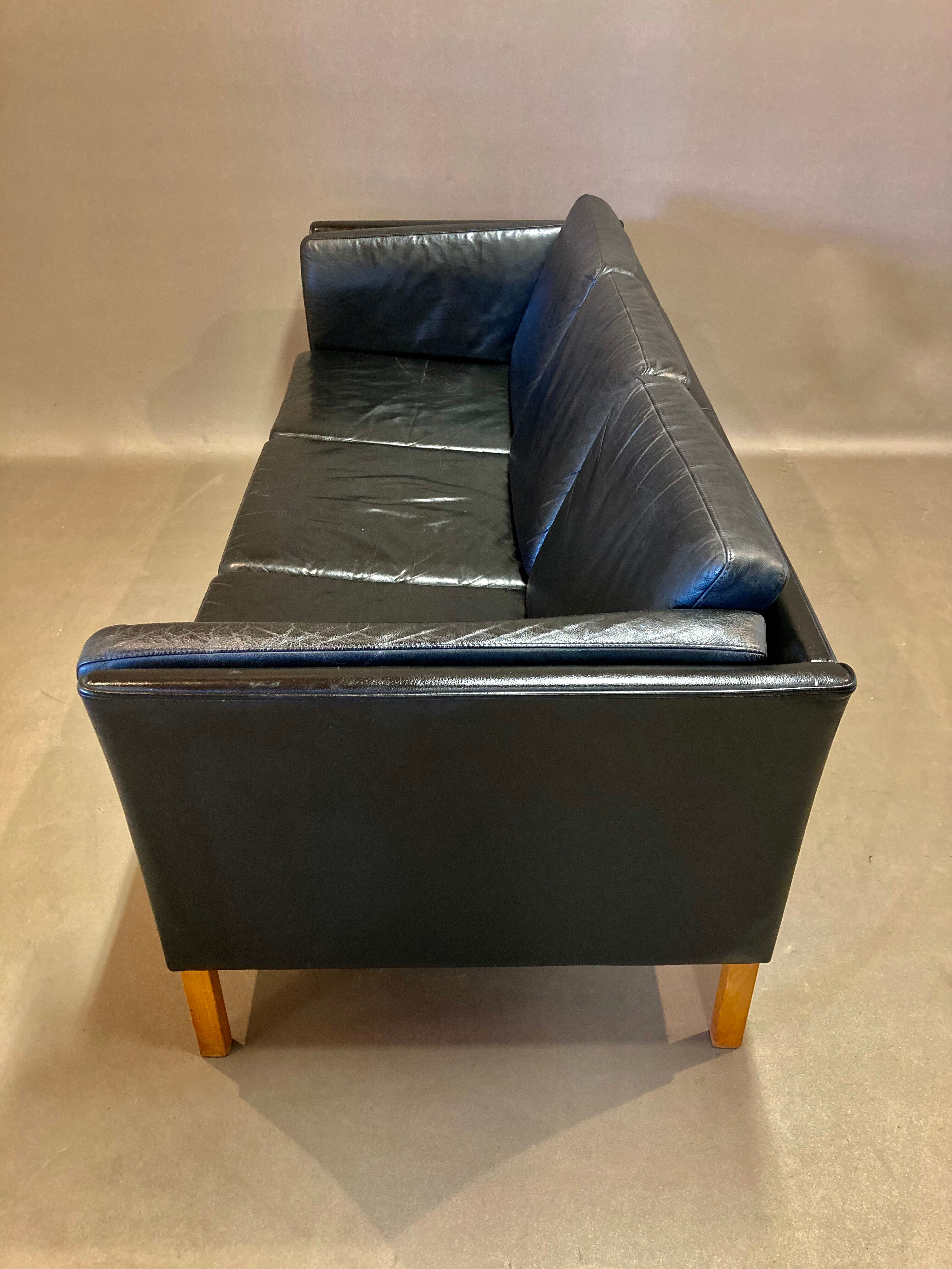 Sofa 3 places black leather Scandinavian design