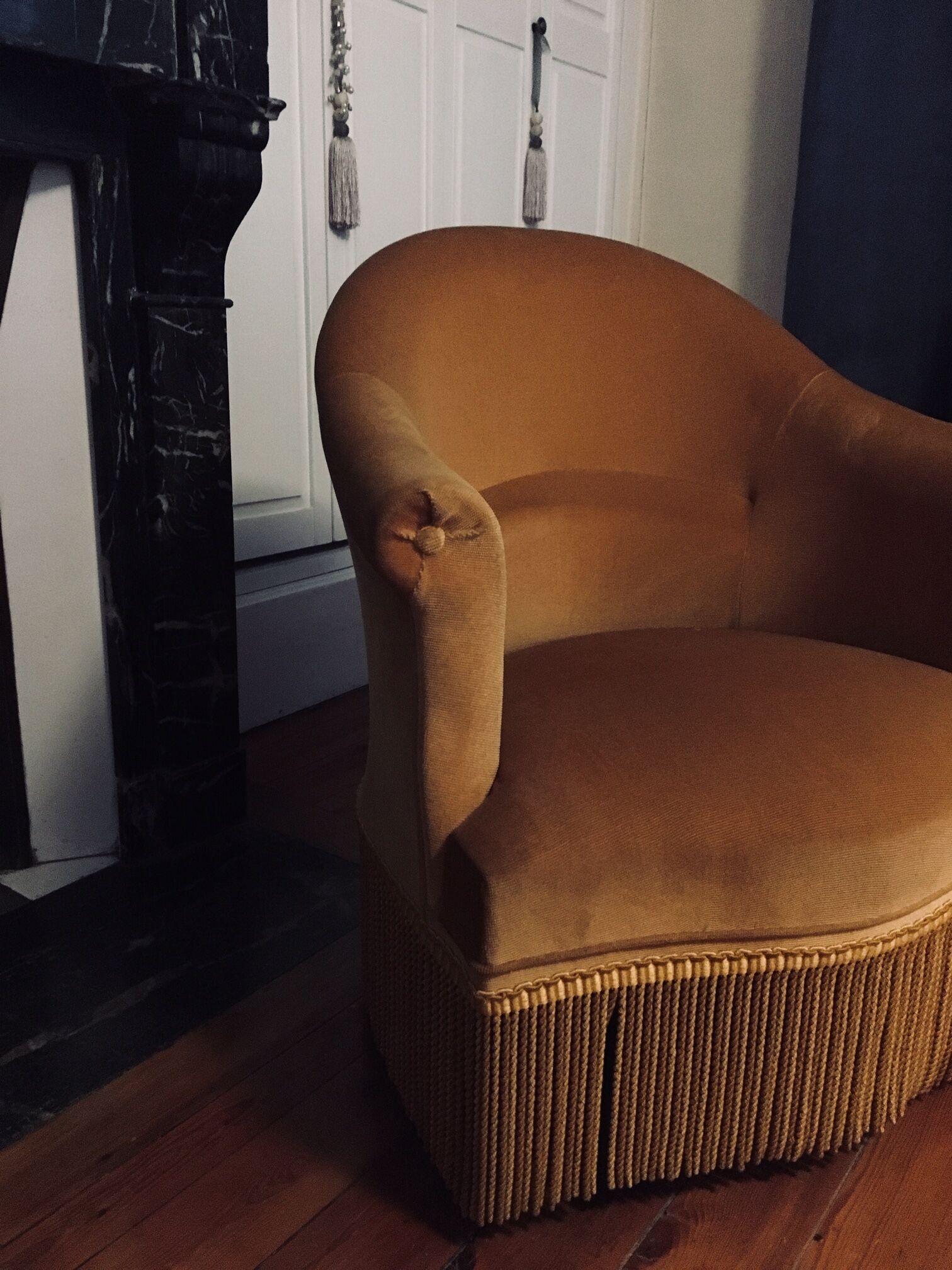 Velvet toad armchair