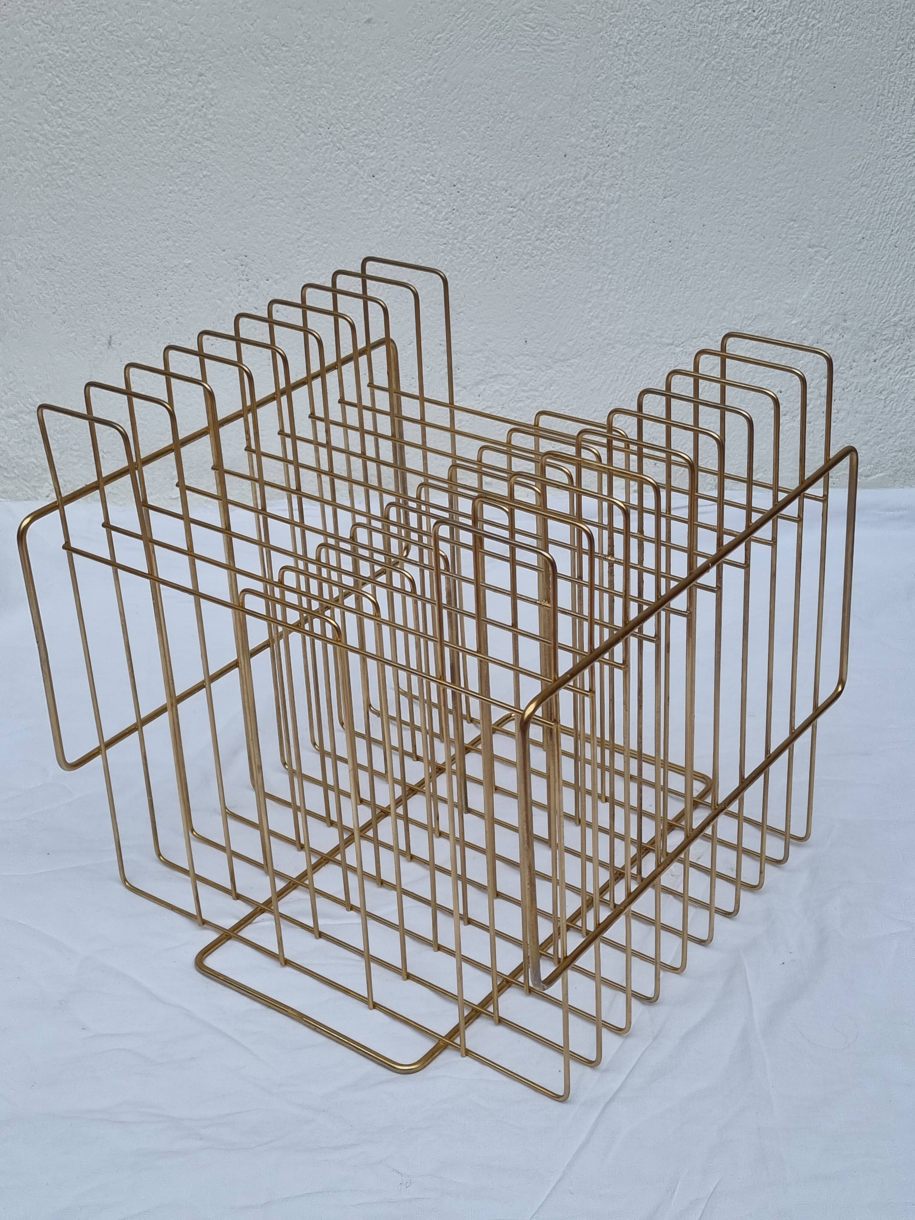 Vintage "wire" magazine rack in gold metal