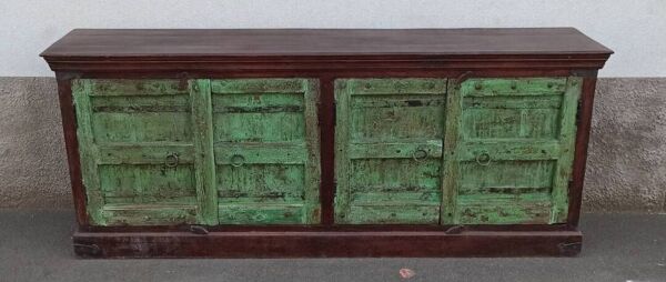 Buffet long en bois avec portes anciennes vertes