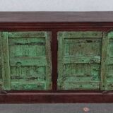 Buffet long en bois avec portes anciennes vertes