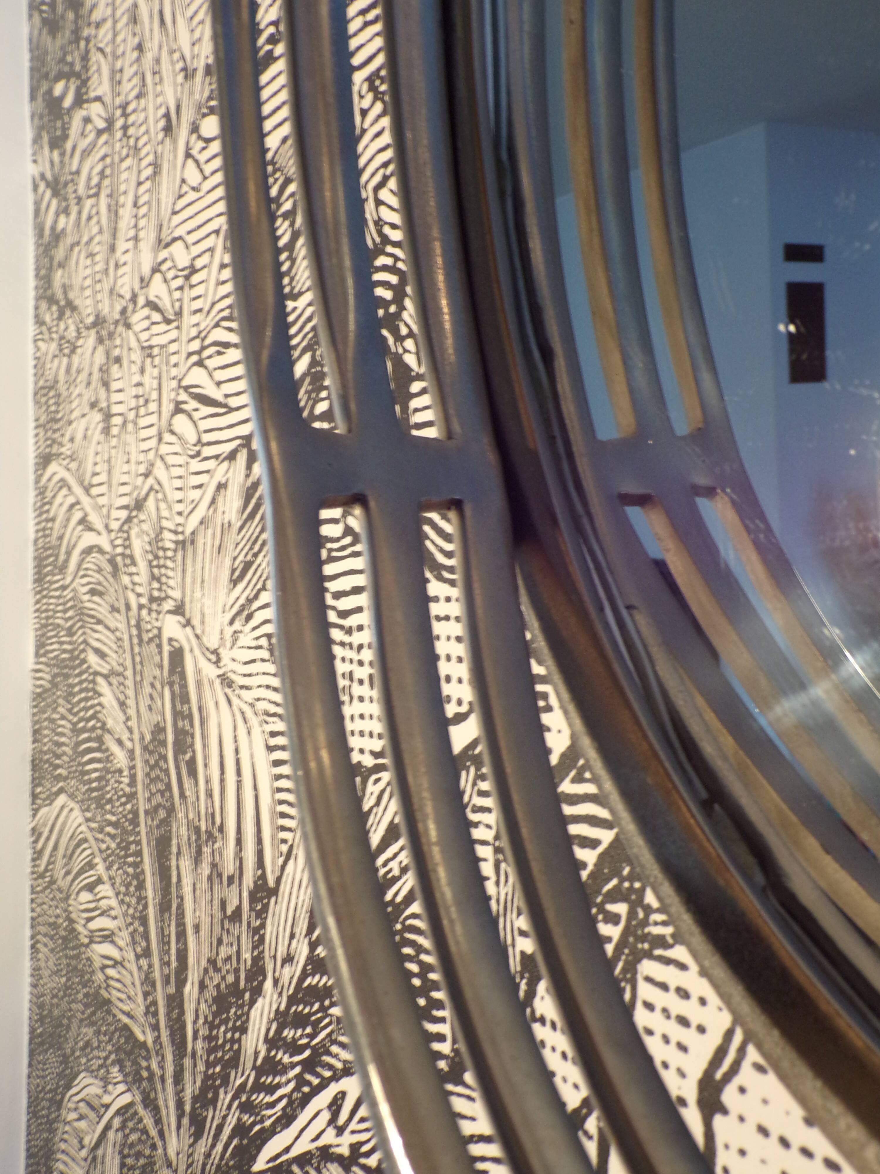 Oval wall mirror in chrome metal