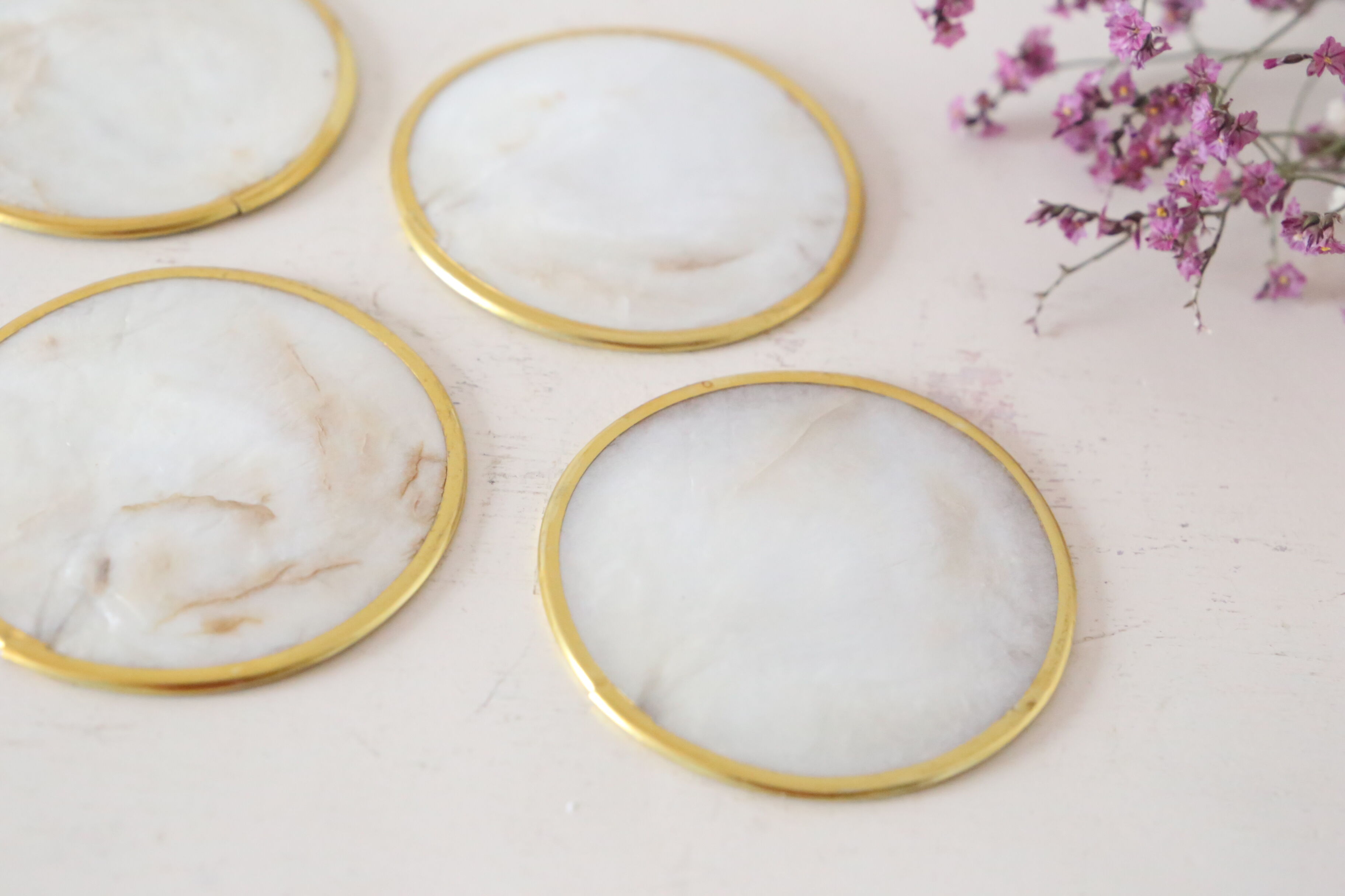 Set de 4 dessous de verre en nacre, laiton et liège, vintage