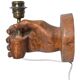 Applique main en bois sculpté