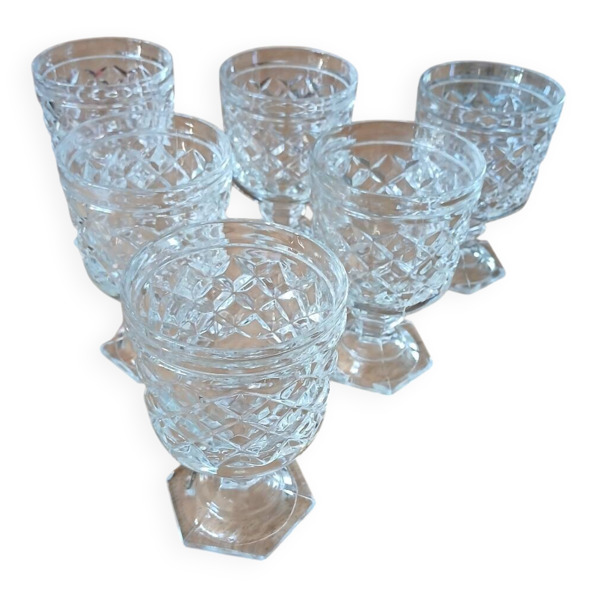 6 verres à pied en verre taillé
