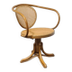 Chaise pivotante vintage en bois courbé.