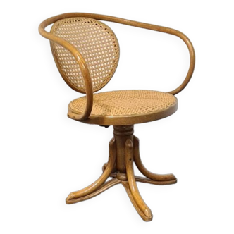 Chaise pivotante vintage en bois courbé.