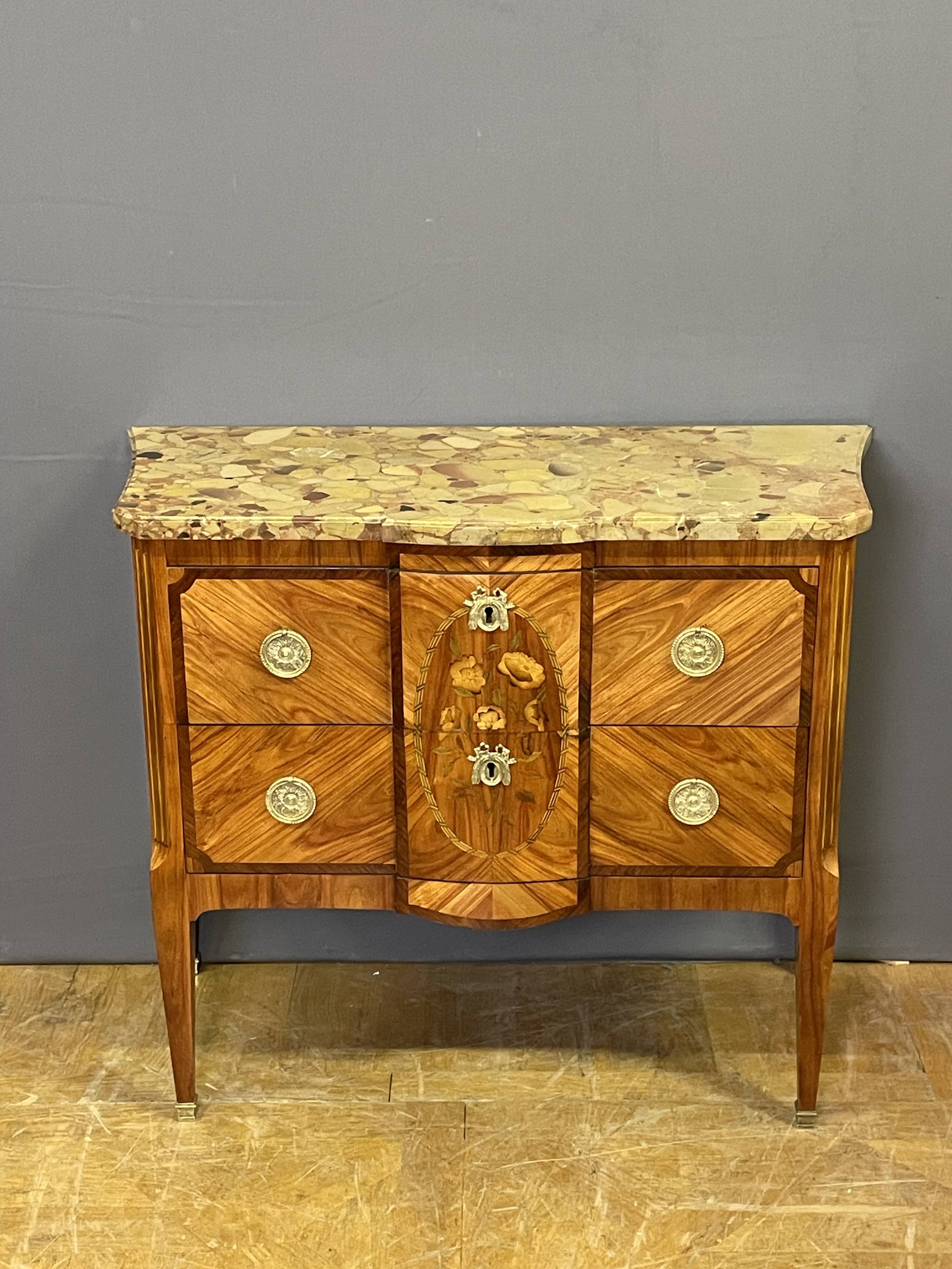 Chest of drawers with a central projection from around 1880