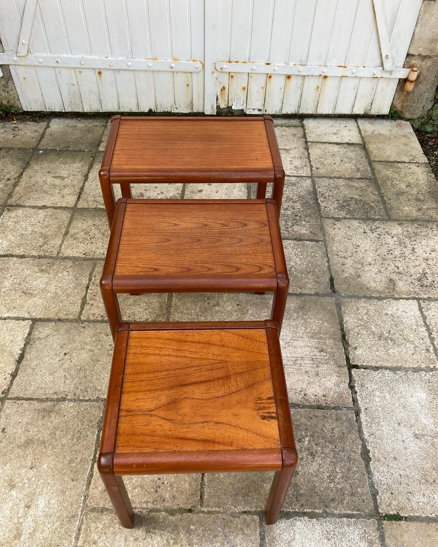 Scandinavian trundle table