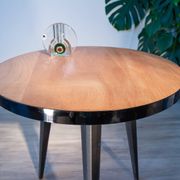 Guéridon tripode, table d'appoint en bois et métal gainé, années 1950