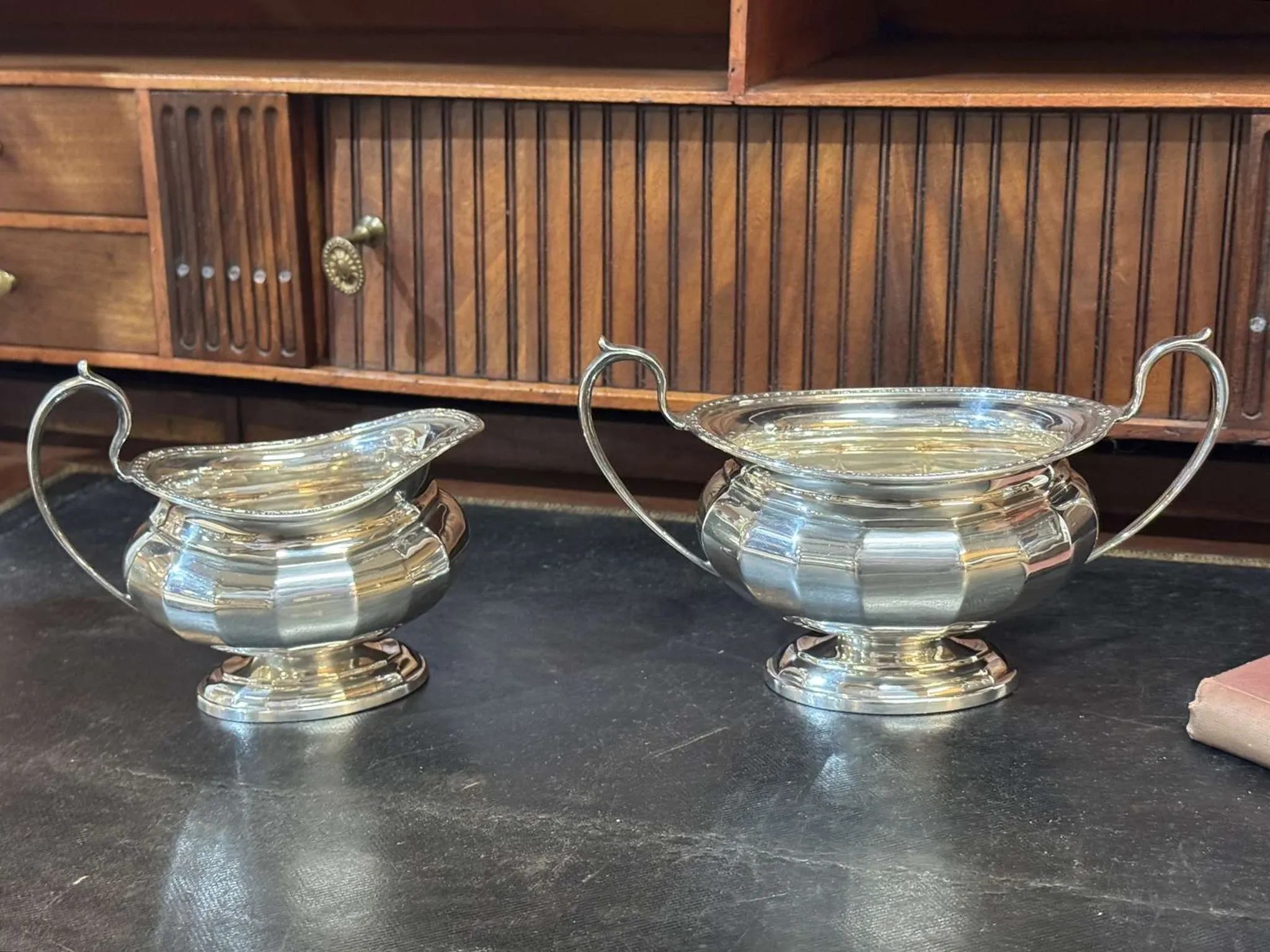 English tea/coffee service from the 1930s in silver-plated metal.