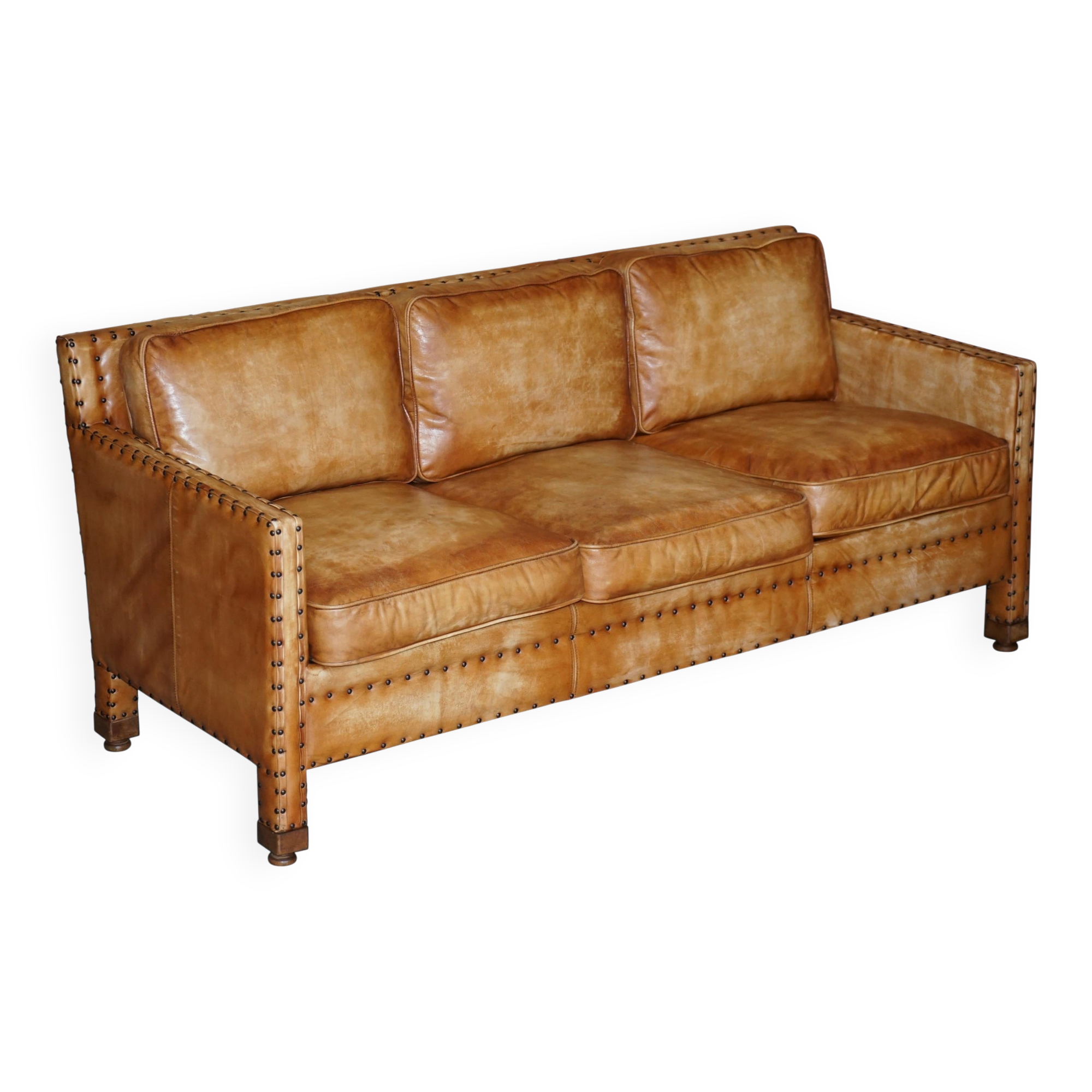 Three-seater leather canapé in Edwardian style with studs.