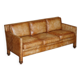 Three-seater leather canapé in Edwardian style with studs.