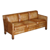 Three-seater leather canapé in Edwardian style with studs.