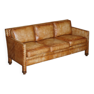Three-seater leather canapé in Edwardian style with studs.