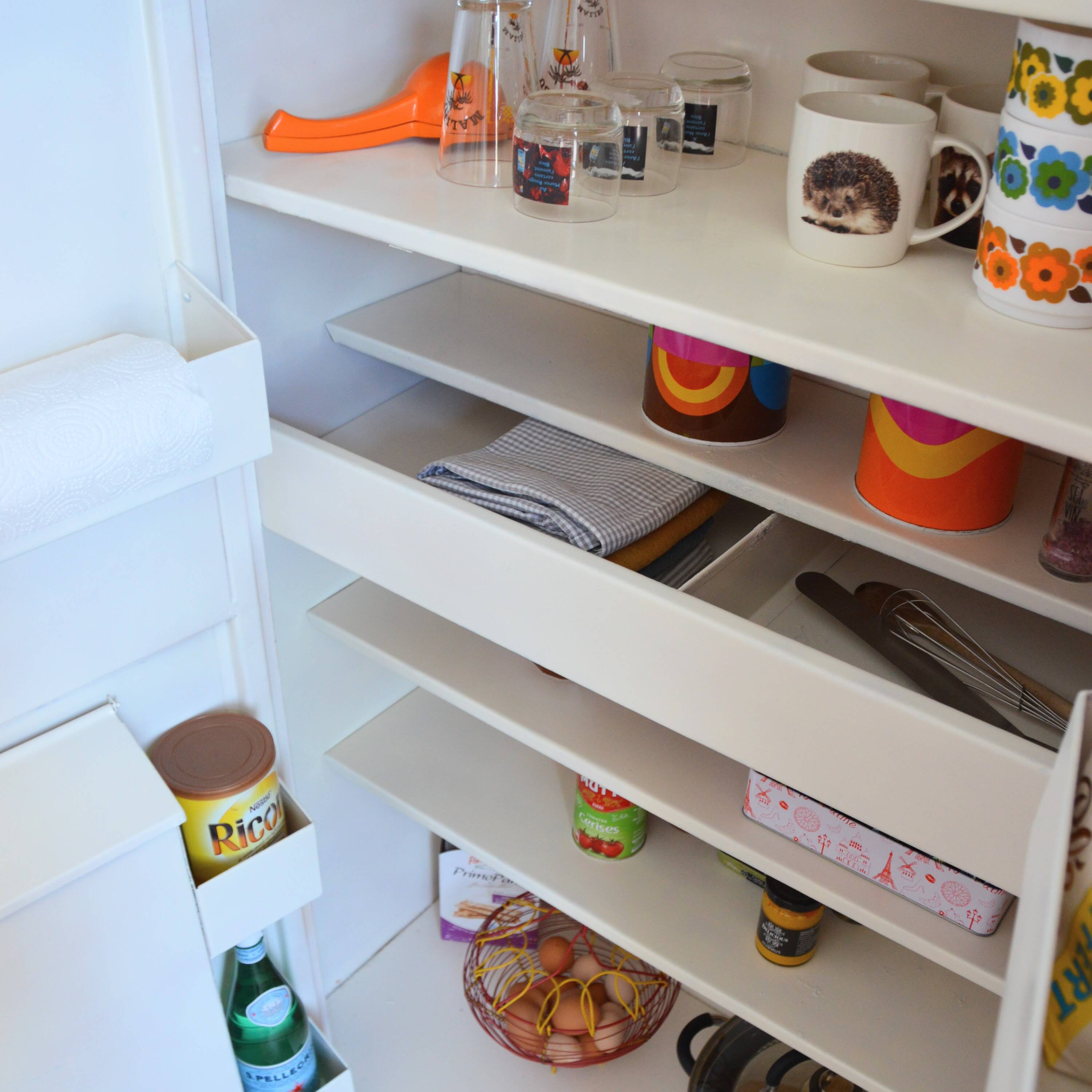 Ancienne armoire de rangement Mado en métal 1950s