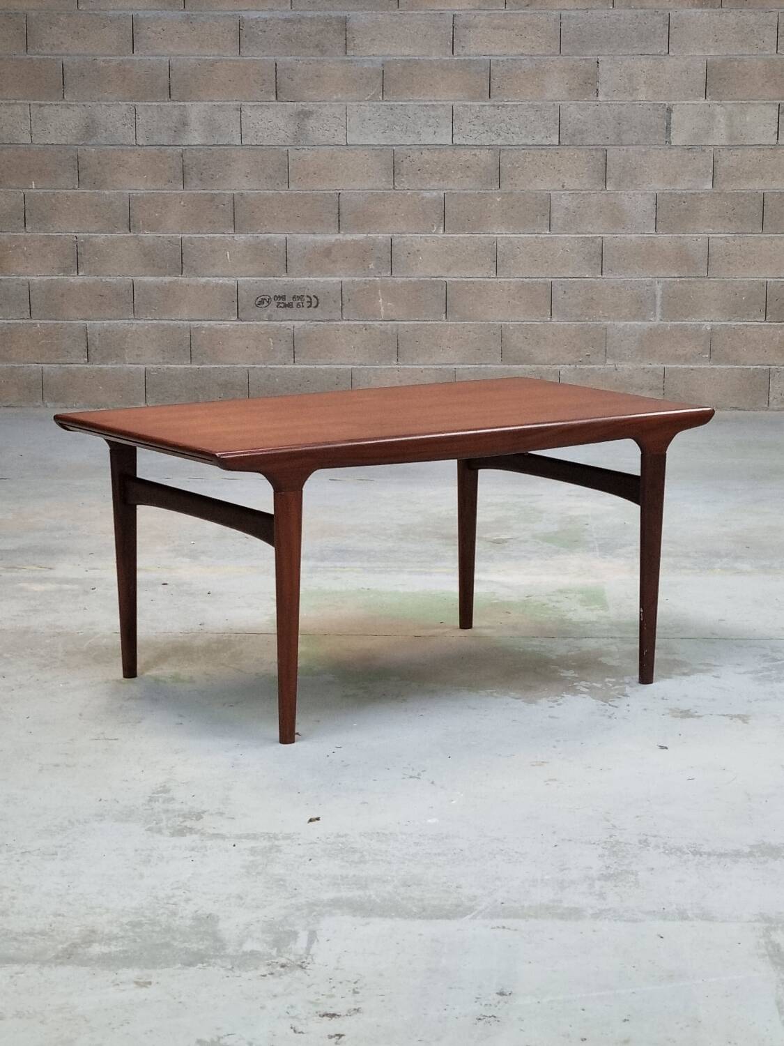 Table by Johannes ANDERSEN and Samcom