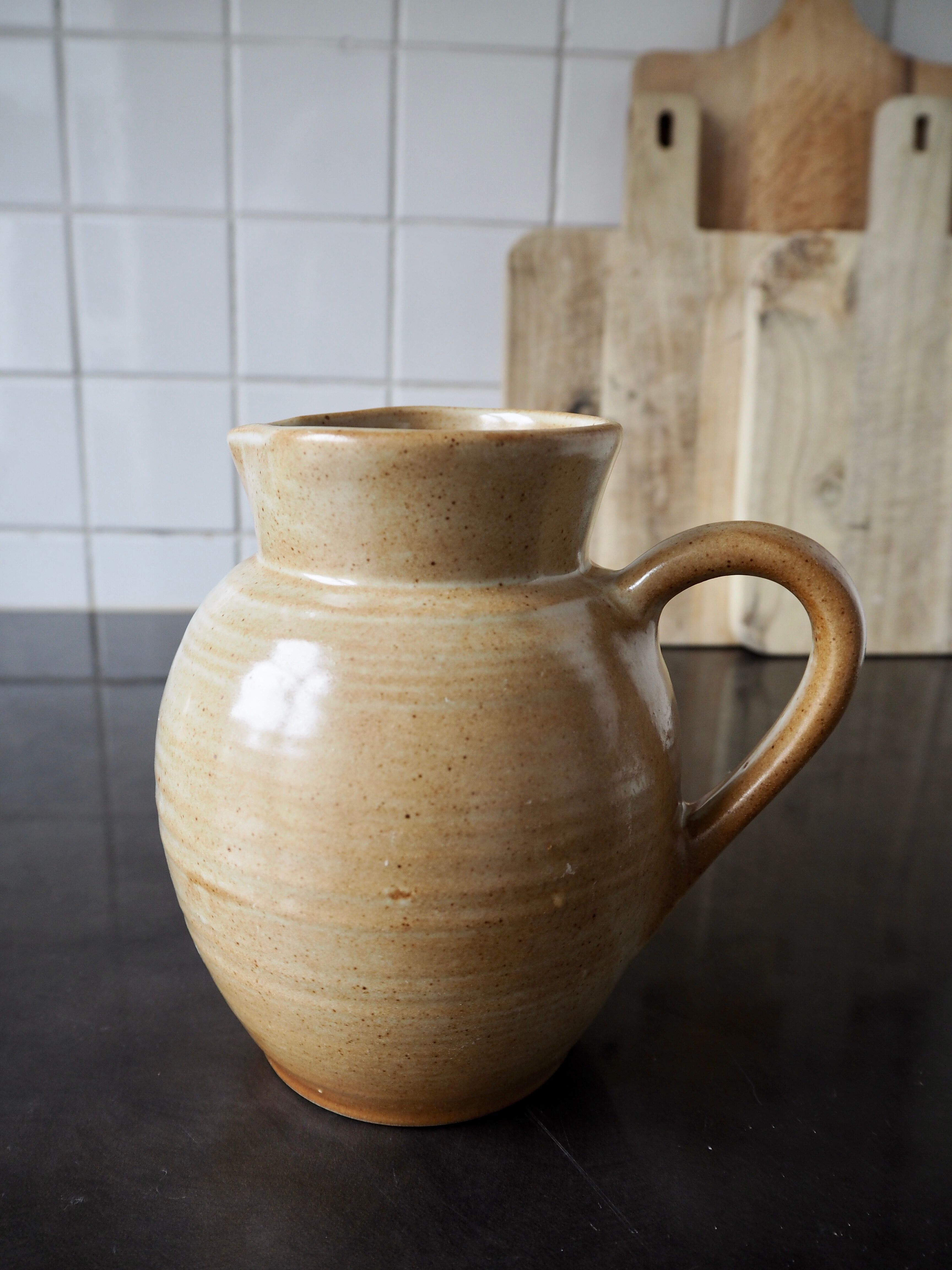 Pitcher in beige sandstone CNP Grès Village