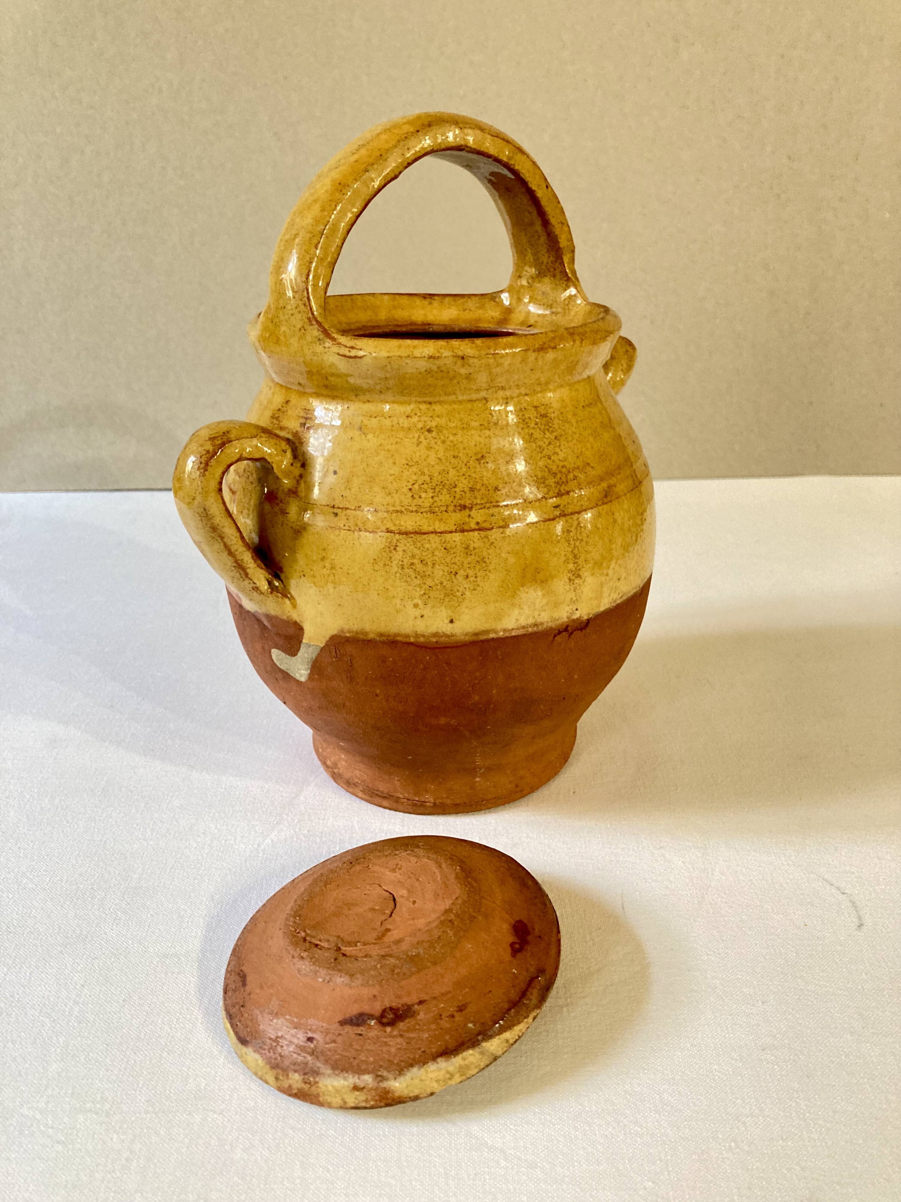 Cruche ou chevrette en grès vernissé jaune