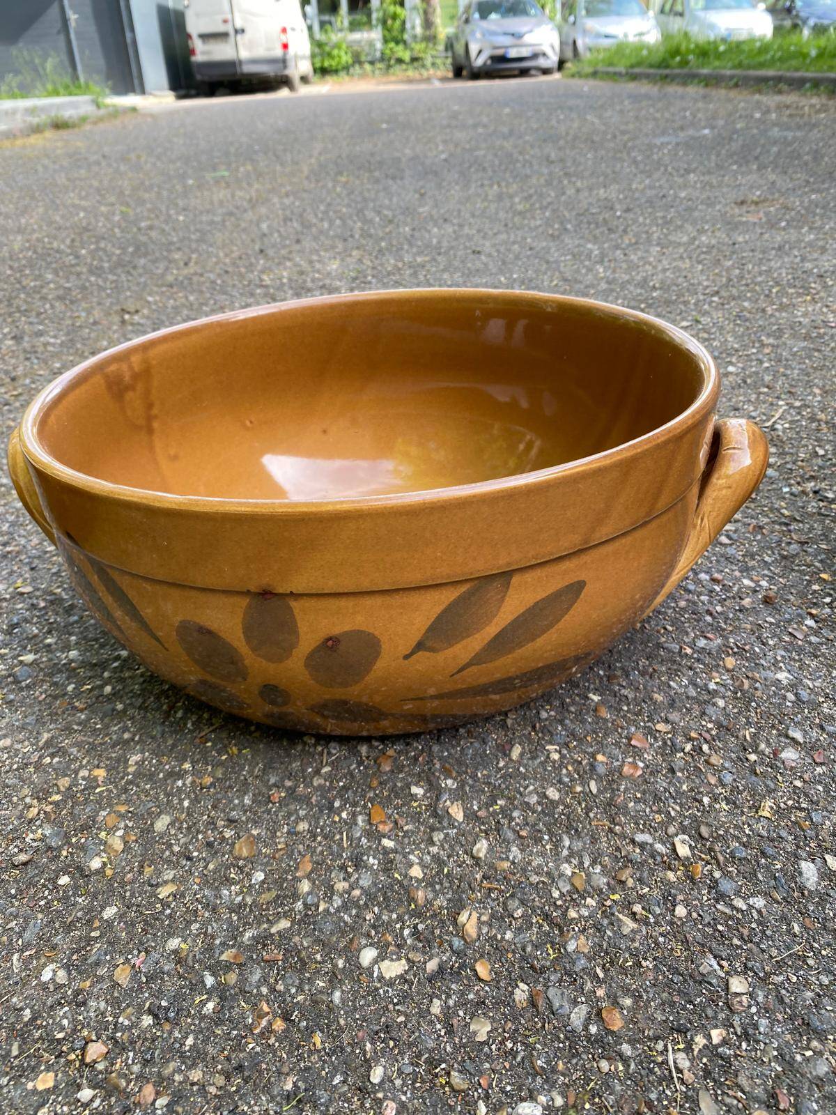 Stoneware salad bowl 3 litres with leaf design.