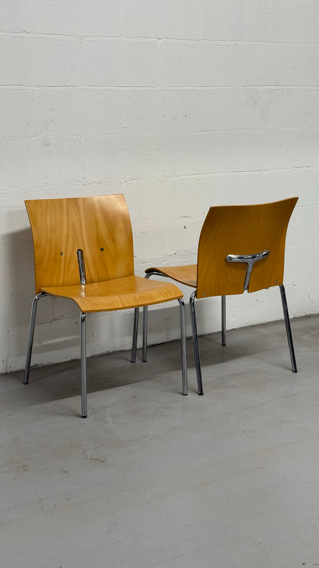 Ensemble de 4 chaises empilables vintage — Contreplaqué moulé et chrome, 199
