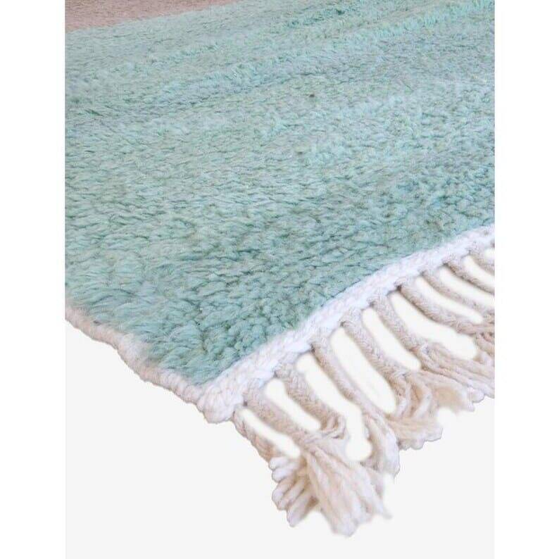 Handmade pure wool Moroccan rug from Oued Zam, size 155 x 245 cm.