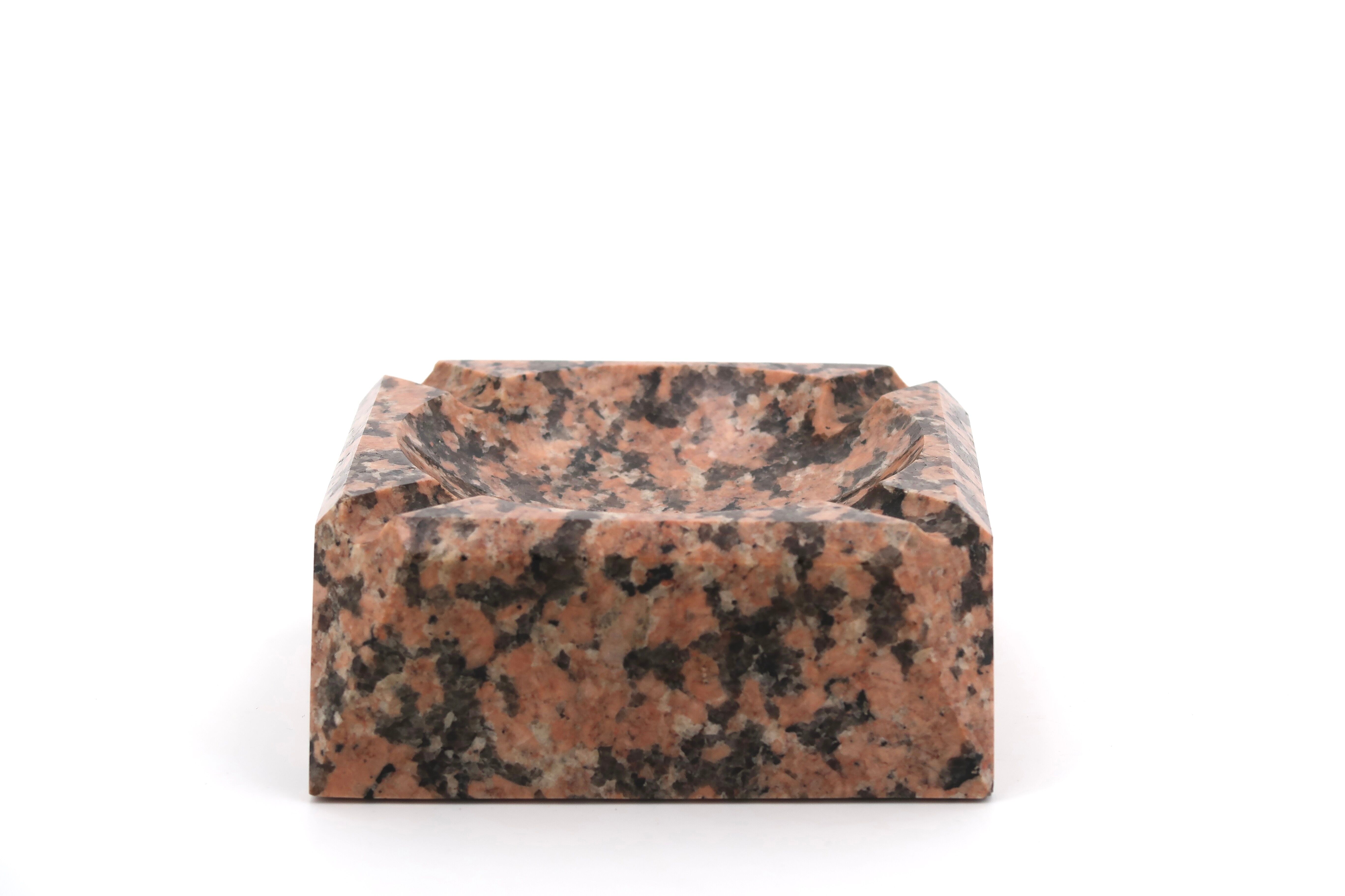 Cendrier en granit rose, années 50